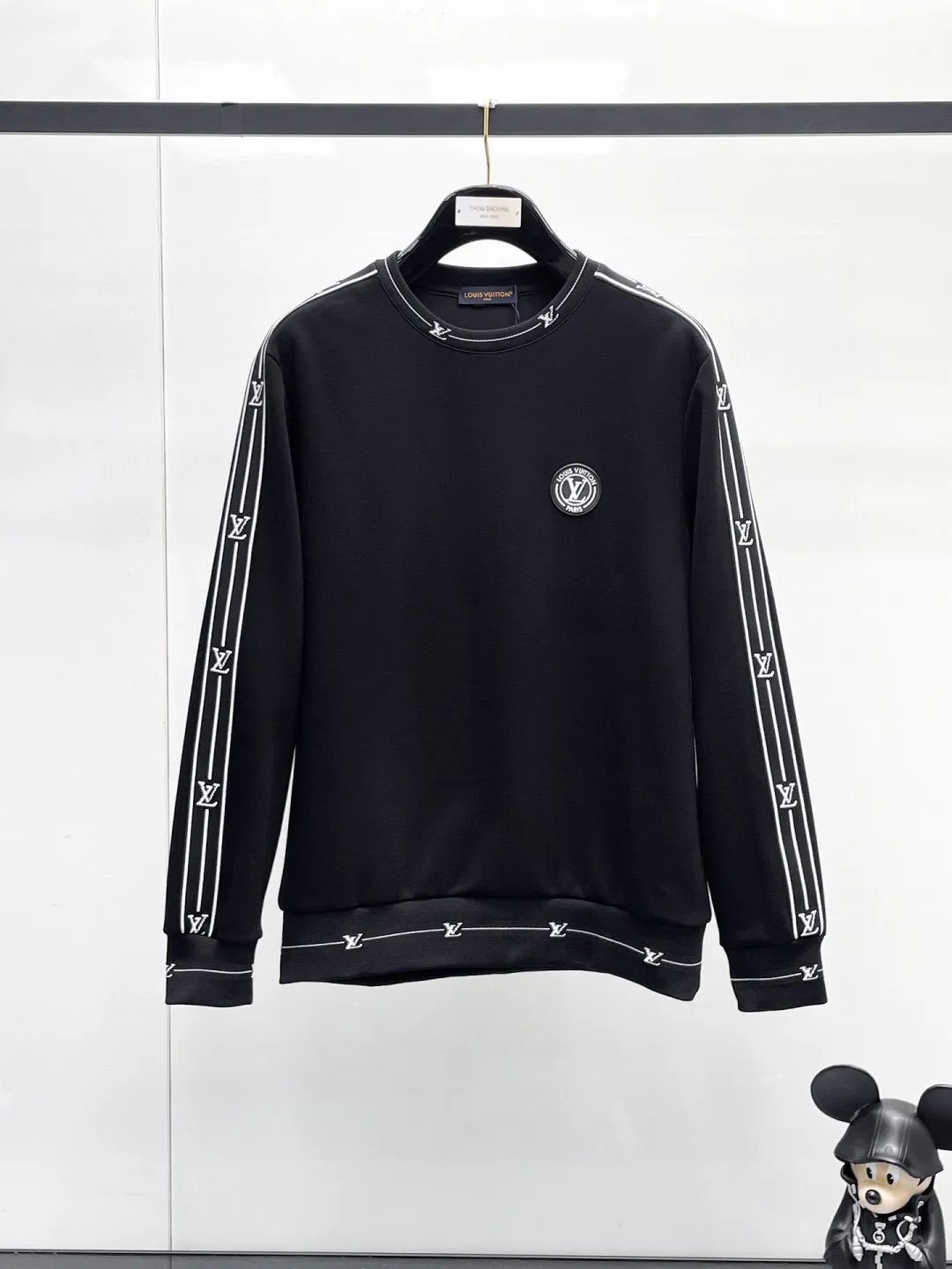 🅿️540 [LV Louis Vuitton] hot-selling suit is coming. Focus on the original version of the official website. 2025 new hot-selling round neck sweatshirt suit. The original order is the best 🇭🇰. It is the meticulous work of top designers for a fitting and perfect upper body effect. All-natural high-quality Tencel Roman cotton 100%, close-fitting comfort, noble and elegant! Original hardware embodies elegance and nobility! Counter size: M-3XL (maximum wear up to 190 pounds)